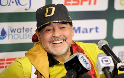 Maradona blijft nog een seizoen in Mexico