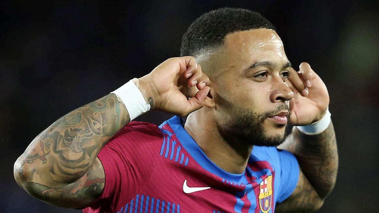 Depay helpt FC Barcelona aan derby-winst bij debuut Xavi