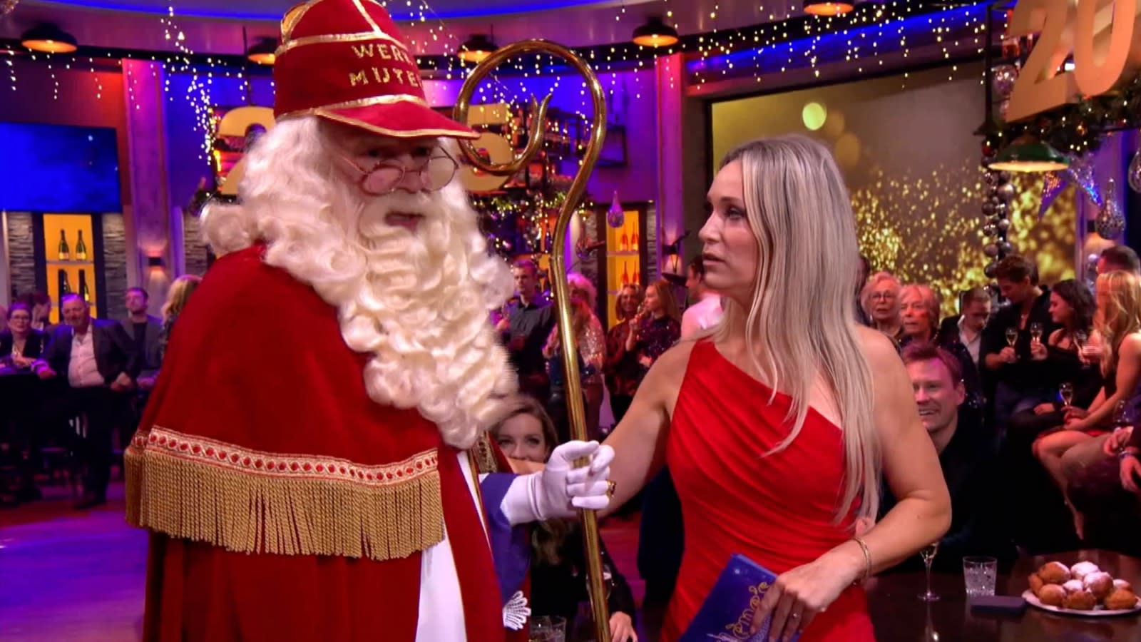 Hélène stelt verdwaalde Sint gerust met plek achter de bar tijdens haar oudejaarsborrel