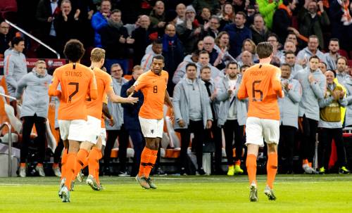 Wijnaldum staat na treffer stil bij racisme