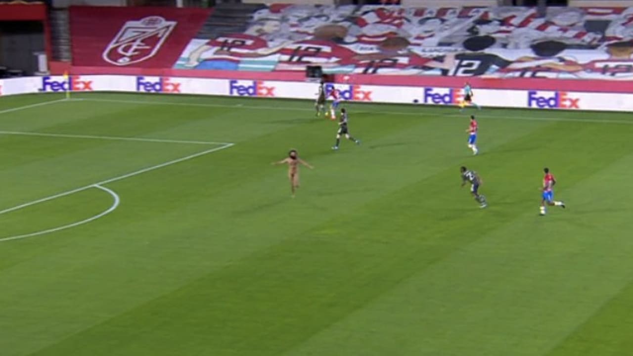 VIDEO: Streaker rent veld op in leeg stadion tijdens Granada – Man United