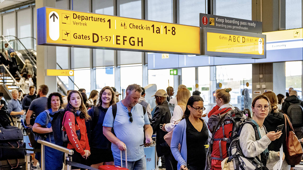 Schiphol wil dat vliegmaatschappijen vluchten annuleren om drukte
