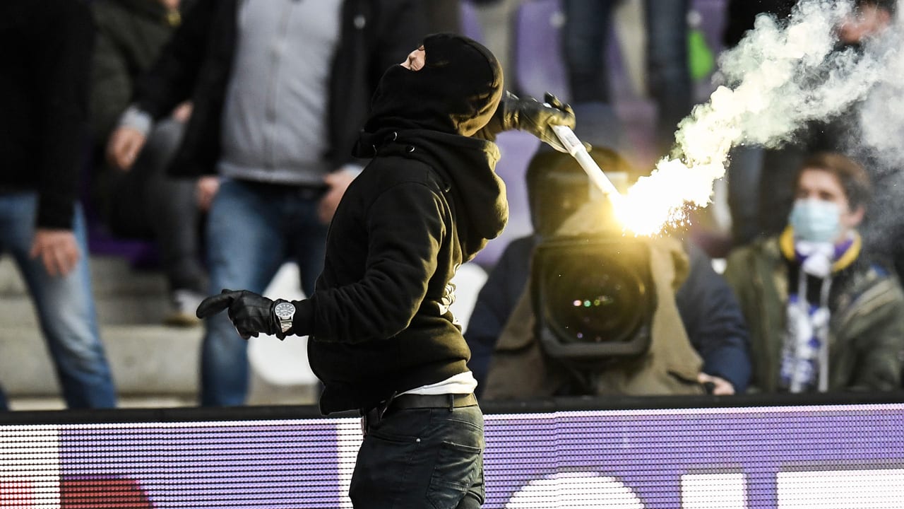 WTF! Beerschot-fan rent veld op en gooit vuurwerk in uitvak met Antwerp-supporters