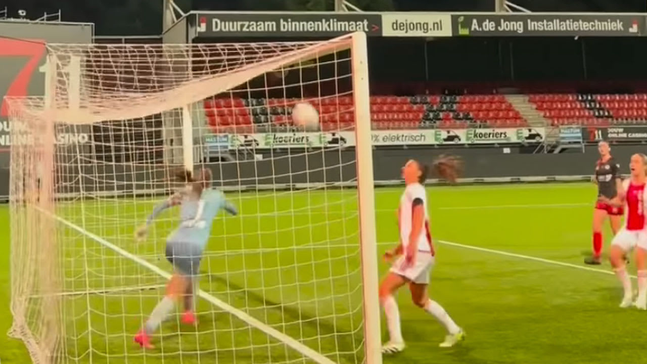 Zien! Krankzinnig doelpunt Ajax Vrouwen: keepster Excelsior compleet verrast bij vrije trap