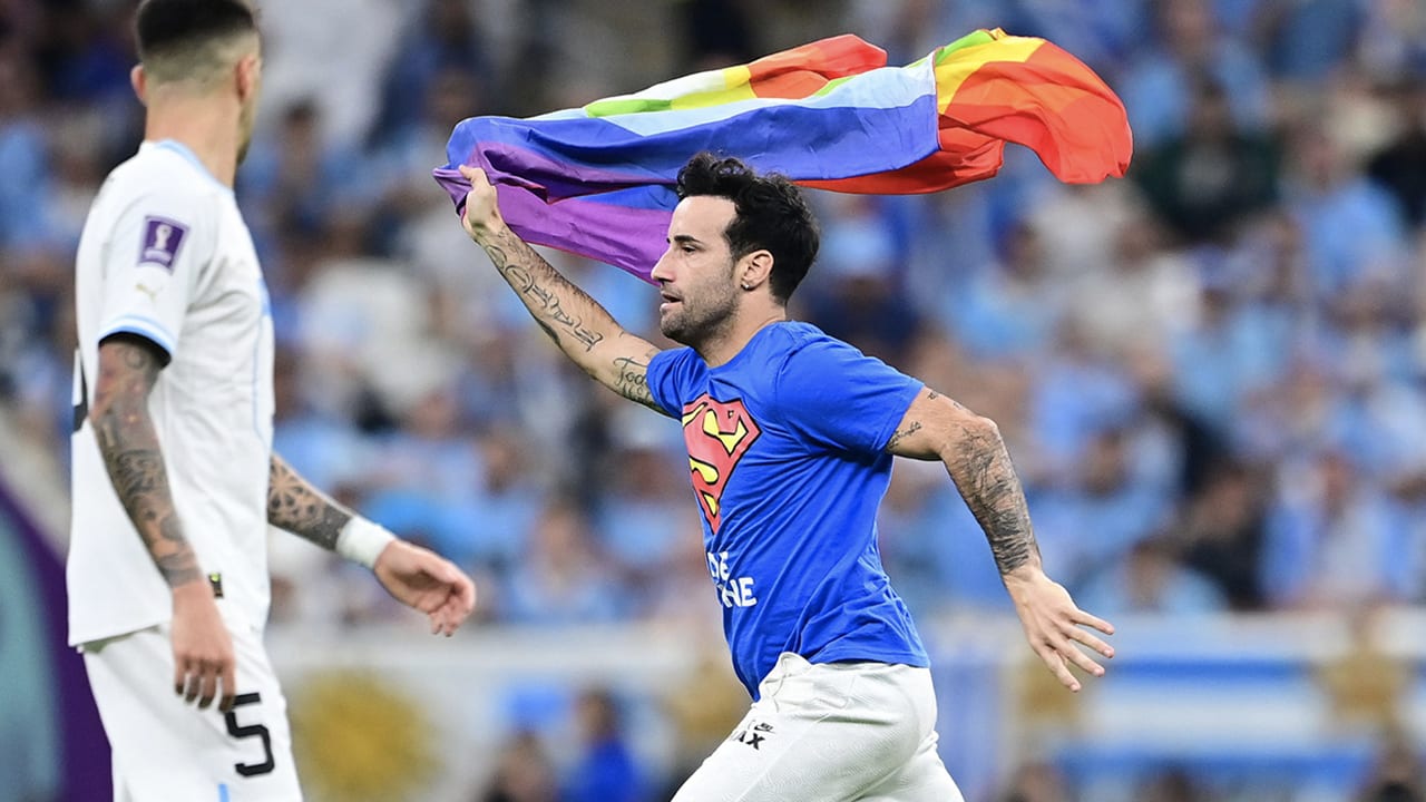 Man bestormt veld tijdens Portugal-Uruguay met regenboogvlag