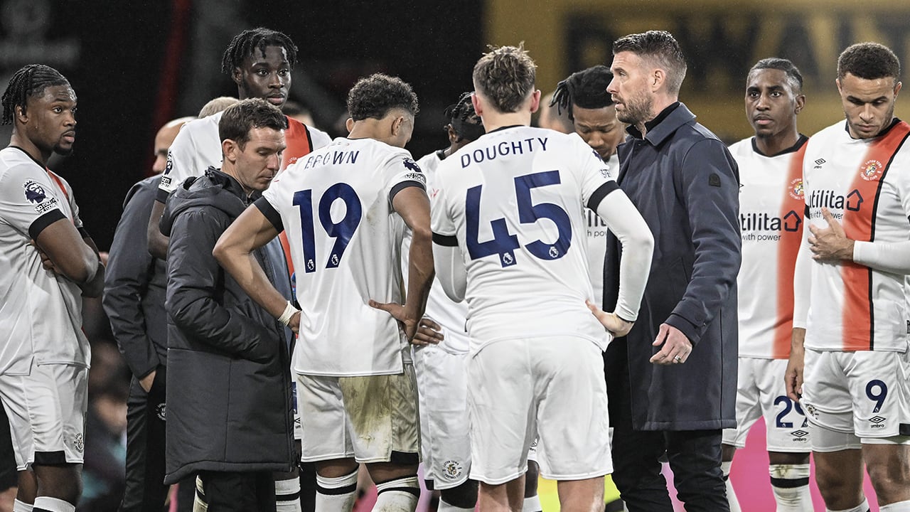 Engeland in shock: Luton-verdediger zakt op het veld in elkaar