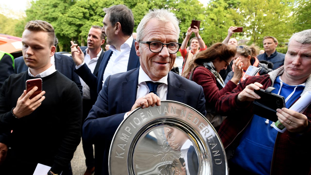 Directeur KNVB: 'Hopelijk trainen profs in mei in kleine groep'