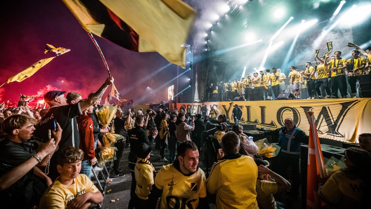 Duizenden NAC-fans vieren promotie naar de Eredivisie met spelers