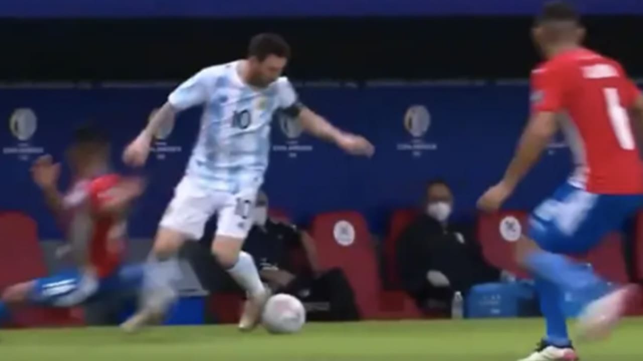 ZIEN: voetbalwereld geniet van heerlijke panna Lionel Messi