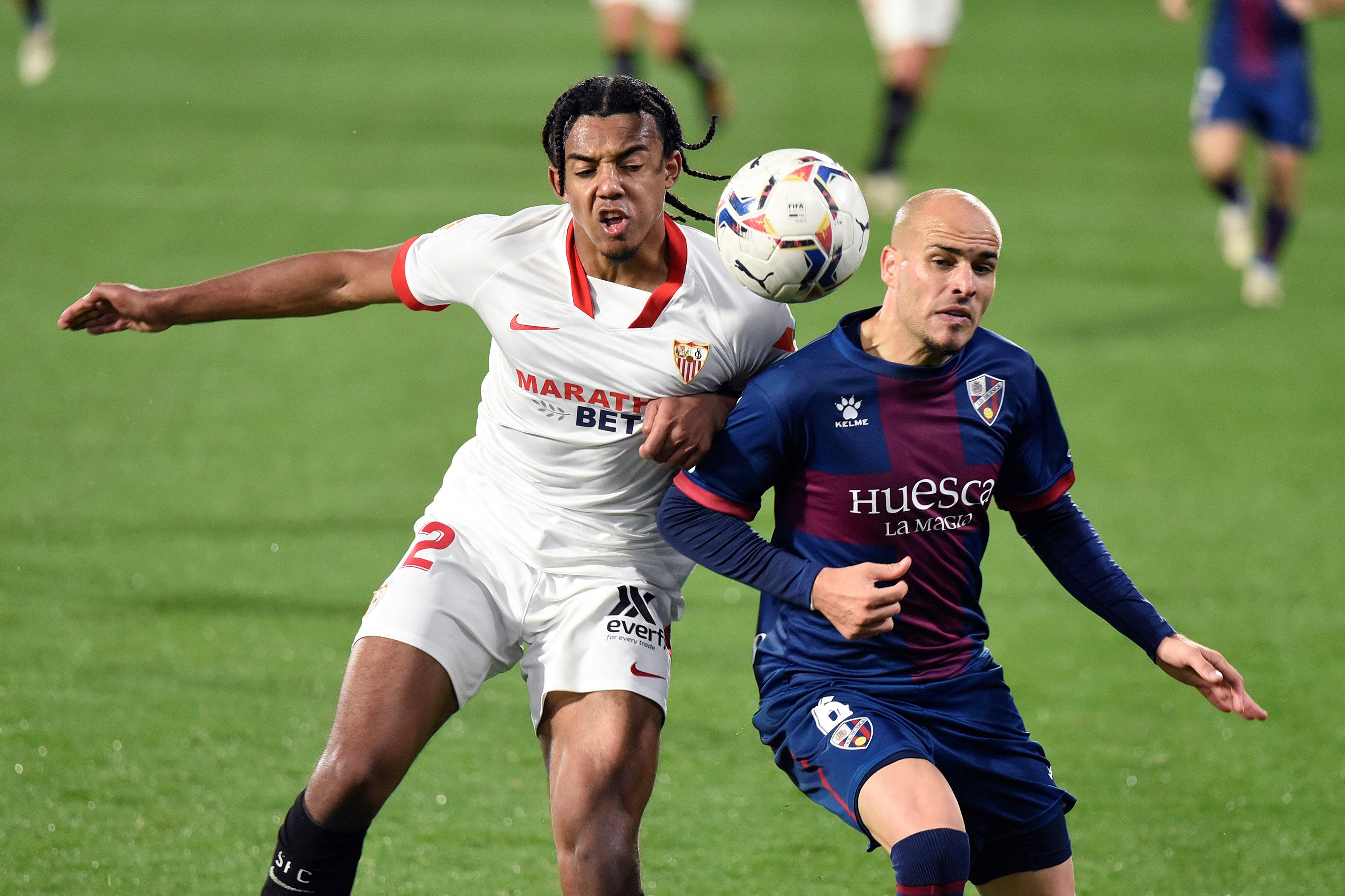 Sevilla wint met De Jong en Rekik weer in de slotfase