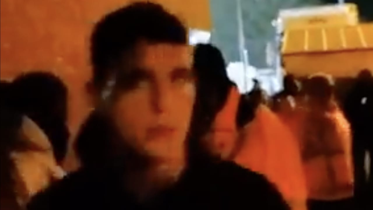 Video: Guus Til reageert op jennende Emmen-supporter: 'Grote bek zo hier, hè'
