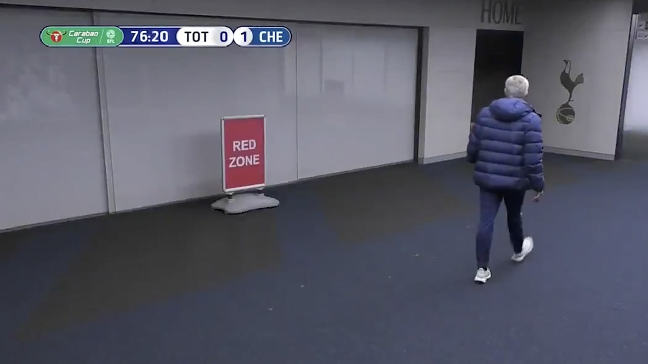 Woedende Mourinho trekt Dier van WC tijdens wedstrijd 