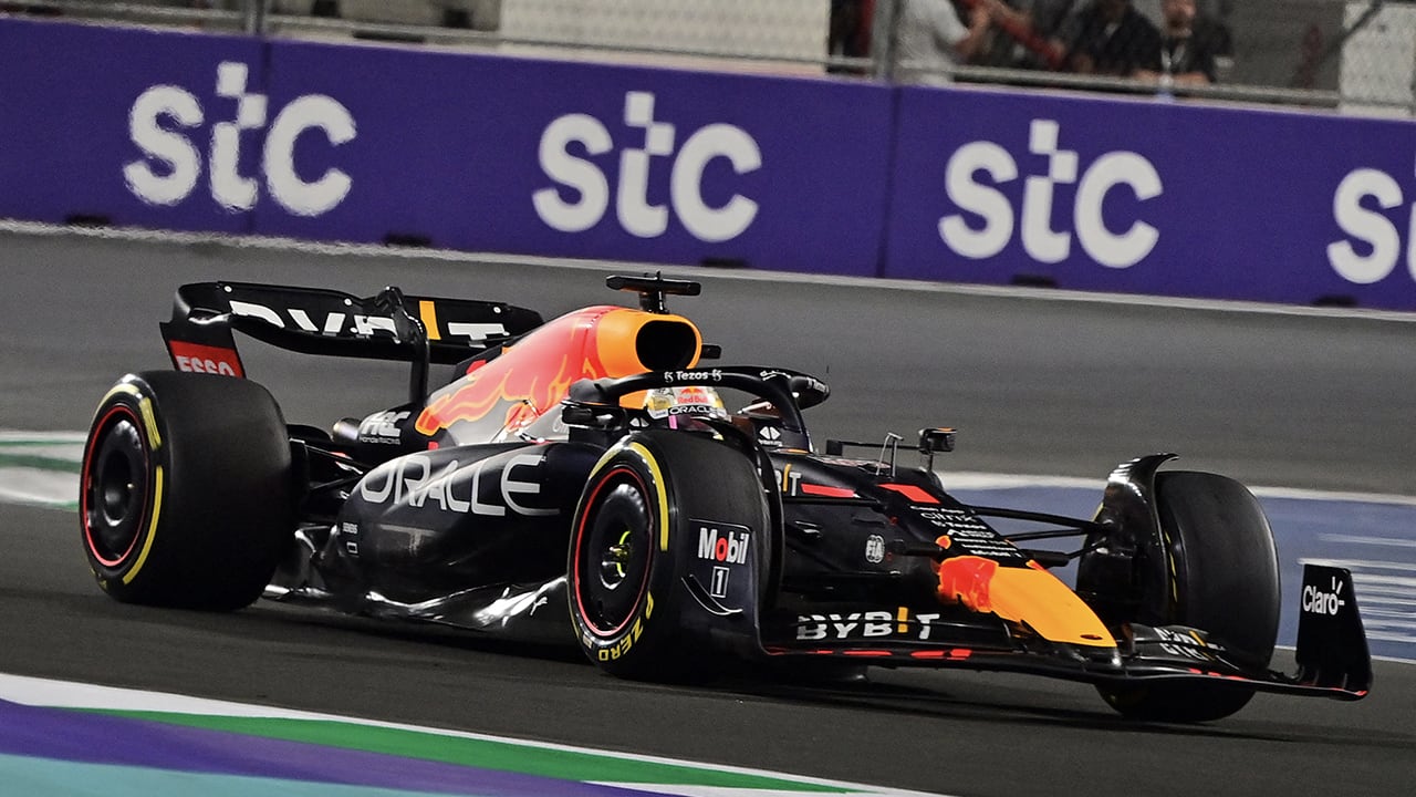 Max Verstappen wint Grand Prix van Saoedi-Arabië na spannende slotfase