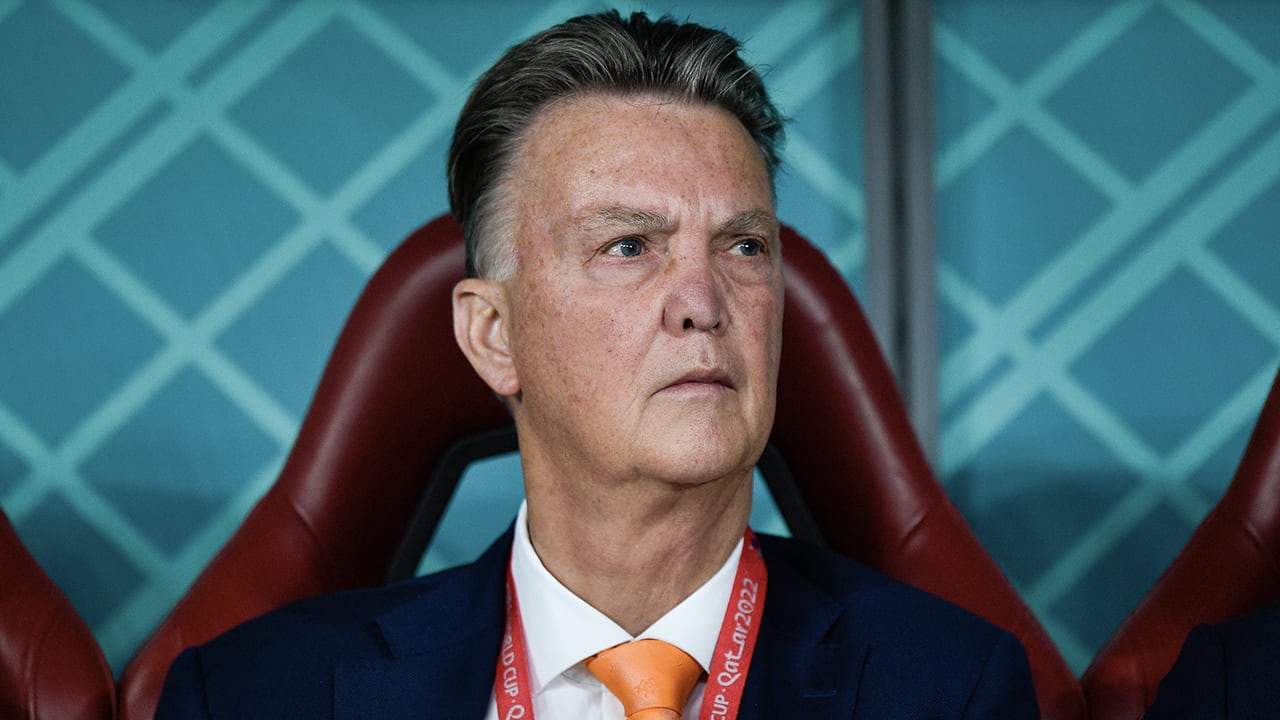 'Van Gaal rest niets anders dan Ajax bij de hand te nemen, wie gaat hem bellen?'