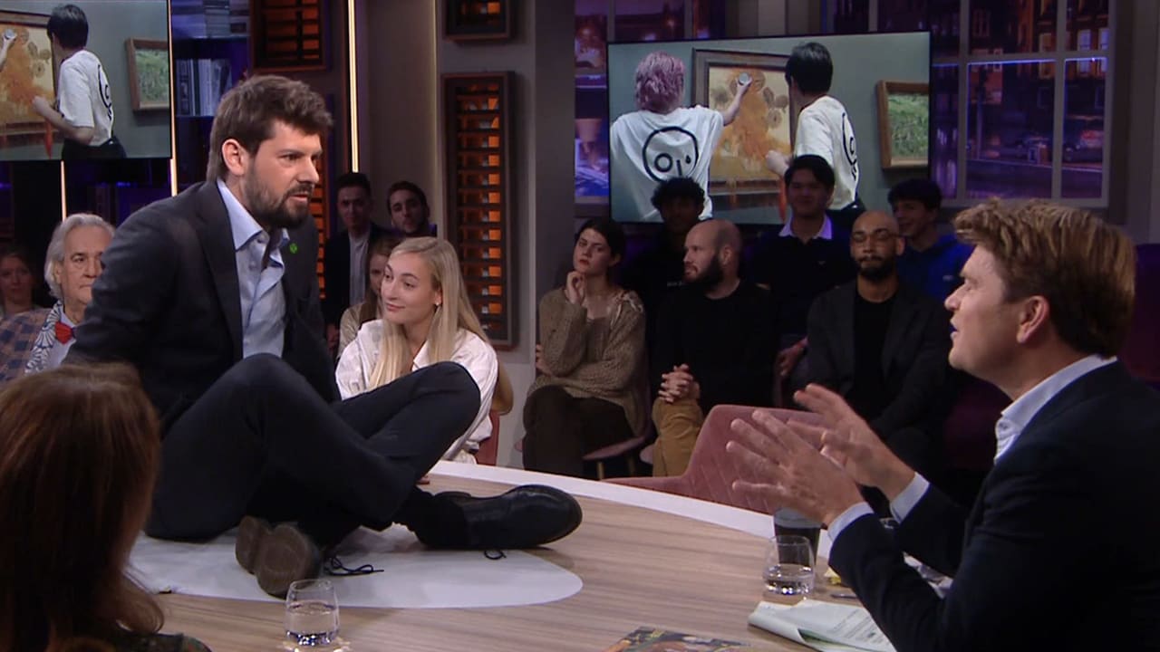 Video: Klimaatactivist lijmt zichzelf live in uitzending vast aan talkshowtafel Jinek