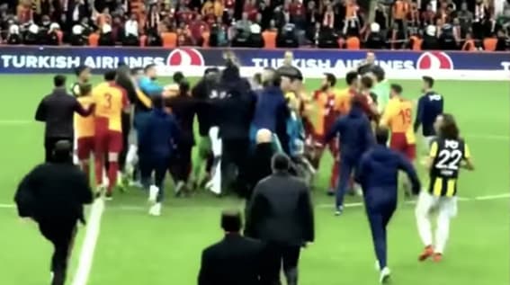 Massale vechtpartij tussen spelers na Galatasaray - Fenerbahçe