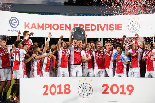 Silooy geeft kampioensschaal aan De Ligt