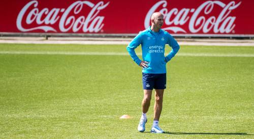 Assistent-coach Robbemond langer bij PSV
