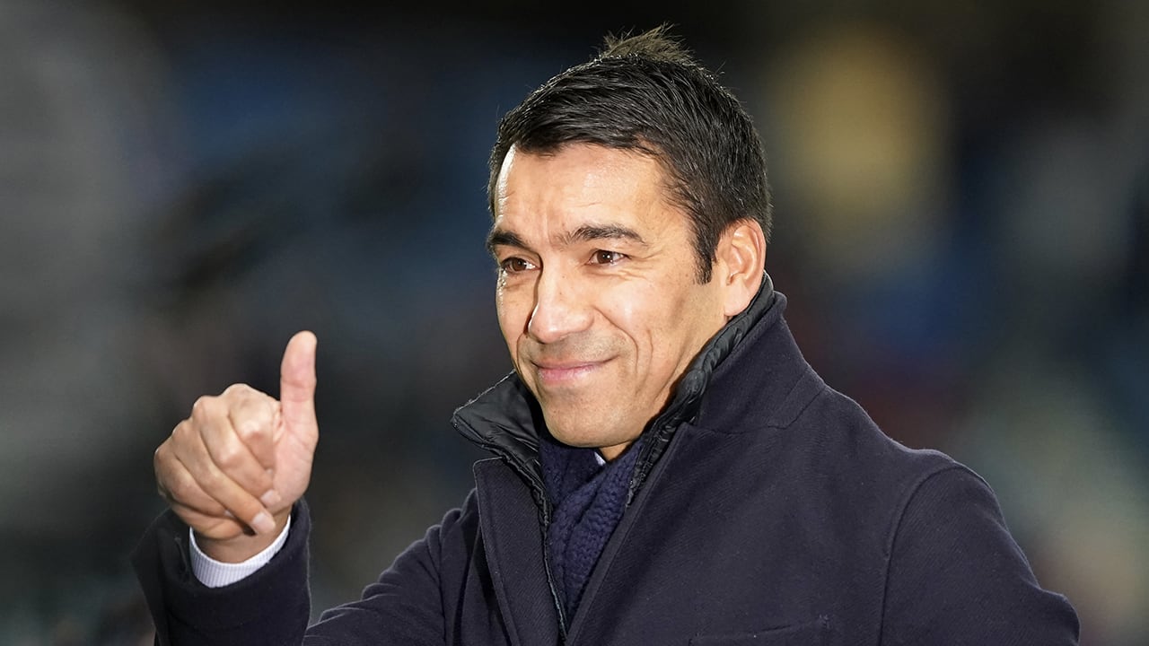 'Van Bronckhorst gaat strijd aan met FC Barcelona op transfermarkt'