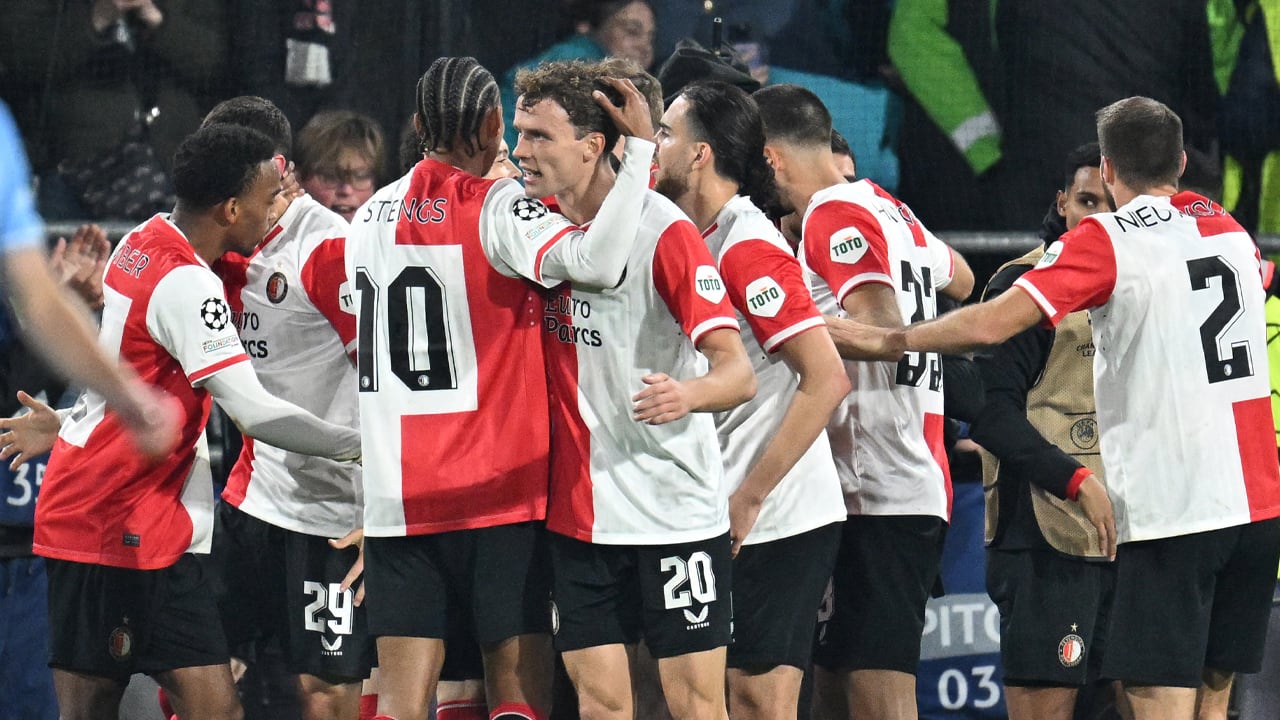 Feyenoord-selectie staat met spandoek stil bij gemis uitfans in Rome: 'Wish you were here'