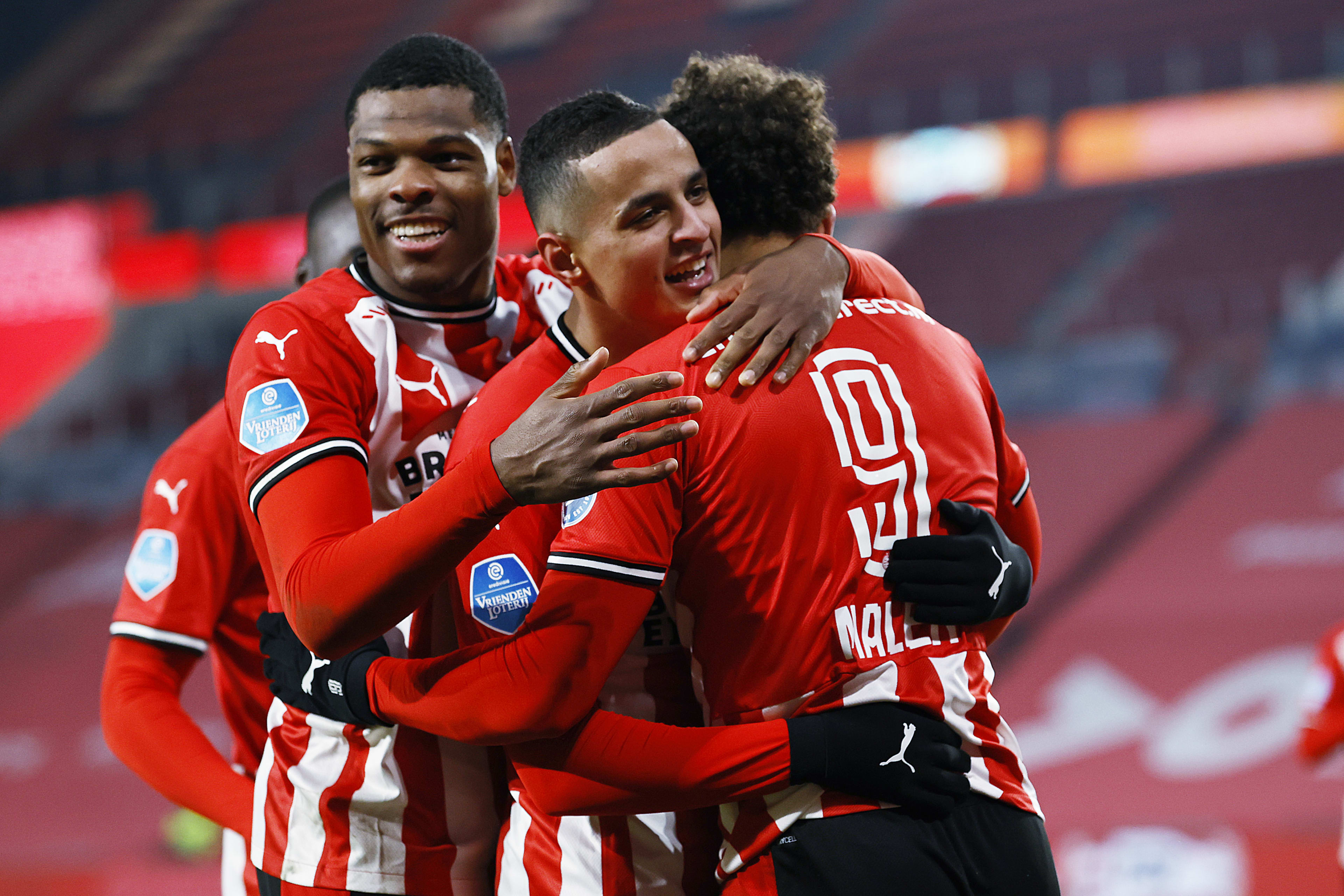 PSV herstelt zich met zege op Twente van nederlaag in De Kuip