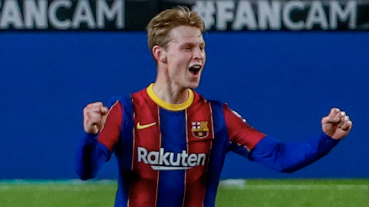 Frenkie de Jong helpt FC Barcelona met eerste doelpunt aan zege