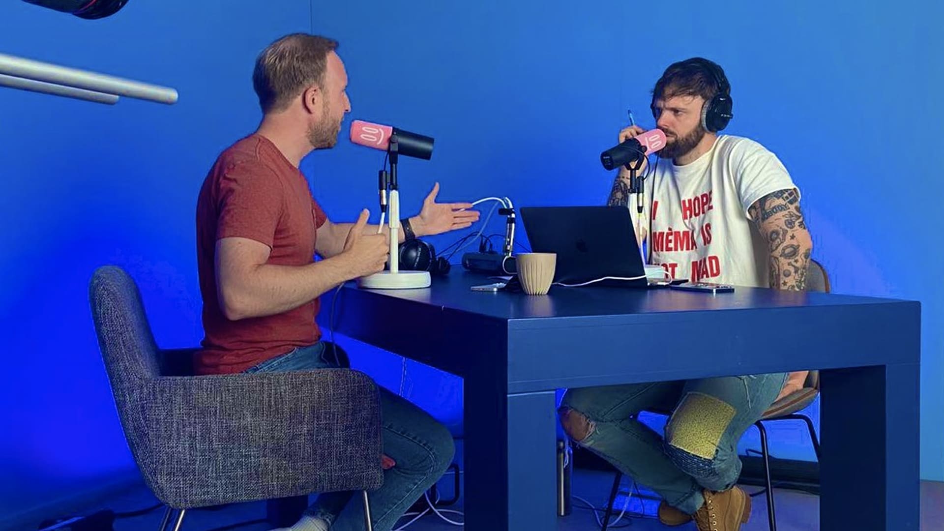 Raymond Mens voegt daad bij woord en schuift aan in podcast van Tim Hofman