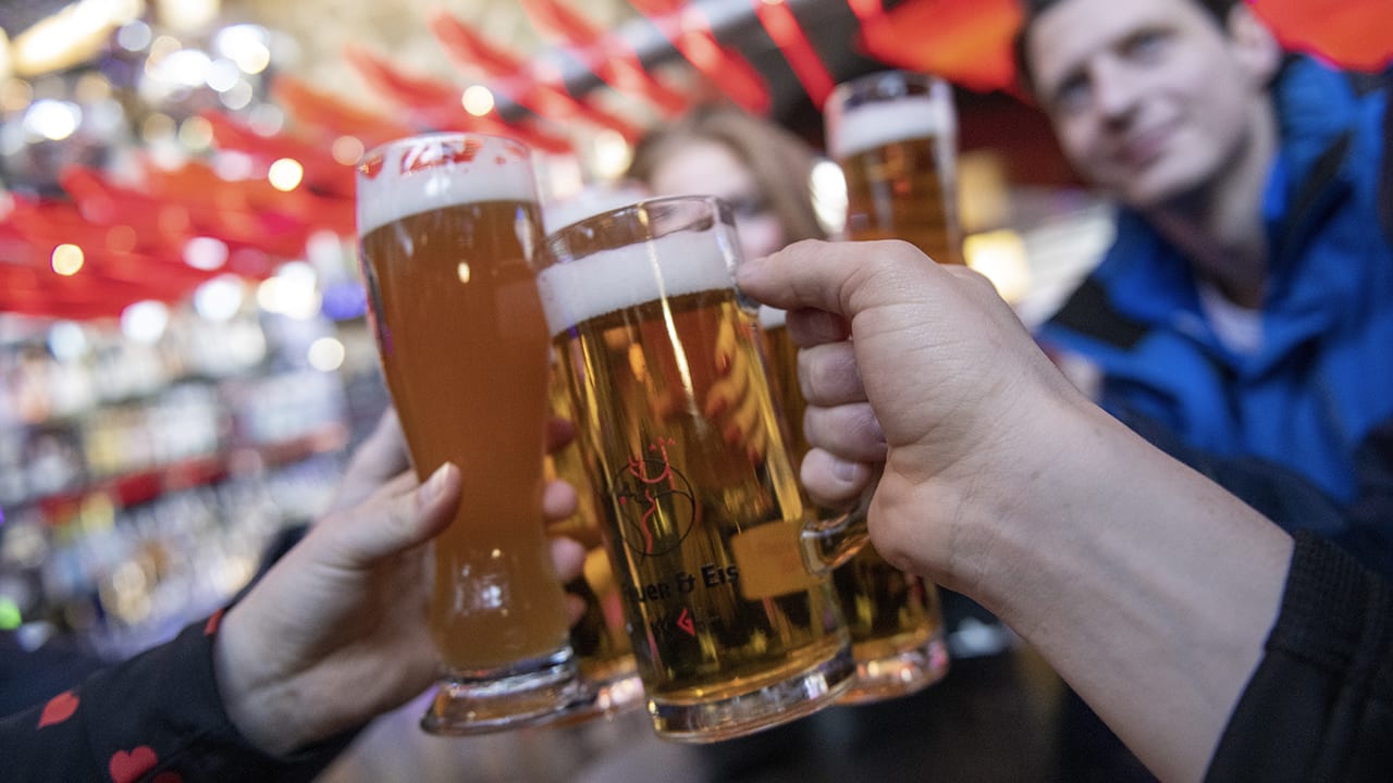 Nederlanders kopen massaal bier in Duitsland: 'Het scheelt me €5 per krat als ik het hier koop'
