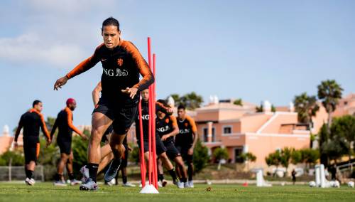 Oranje start met Van Dijk en Wijnaldum
