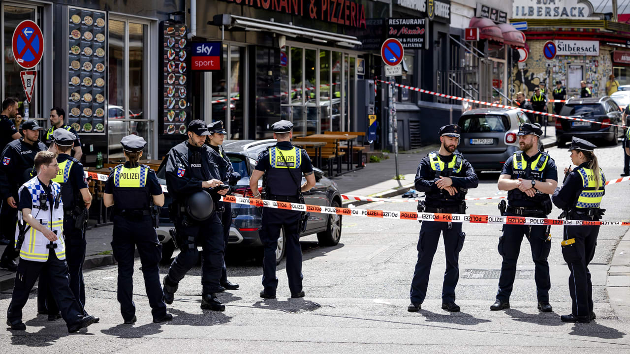 Politie overmeestert man met bijl in Hamburg bij fanmars Oranje