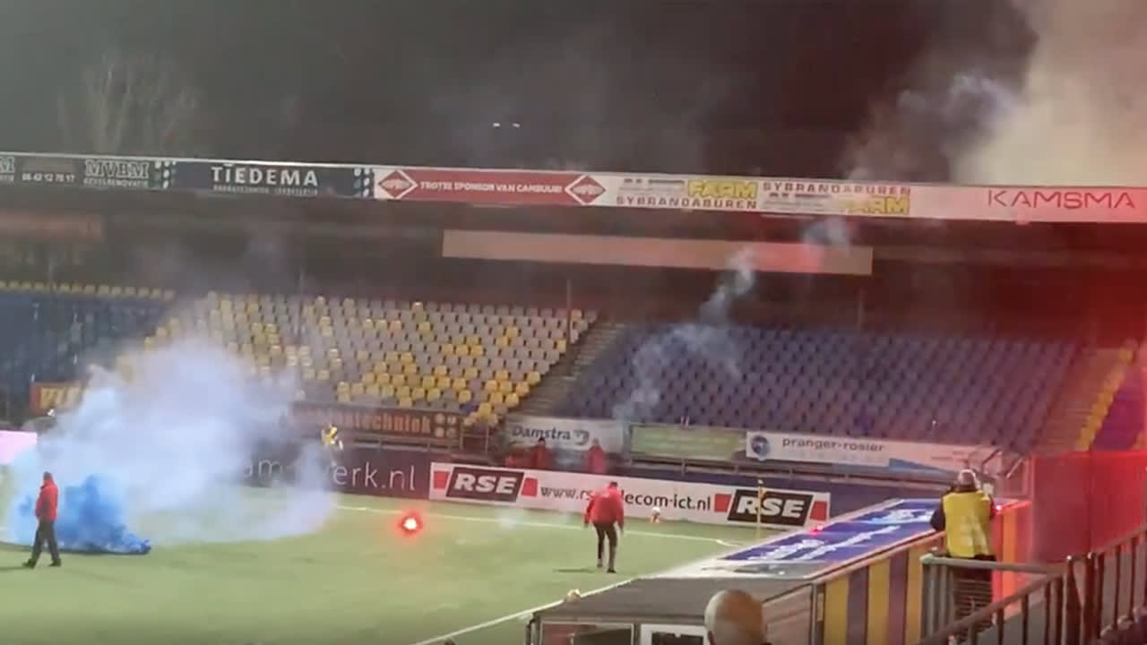 Cambuur-FC Utrecht twee keer stilgelegd vanwege vuurwerk en fans in het stadion