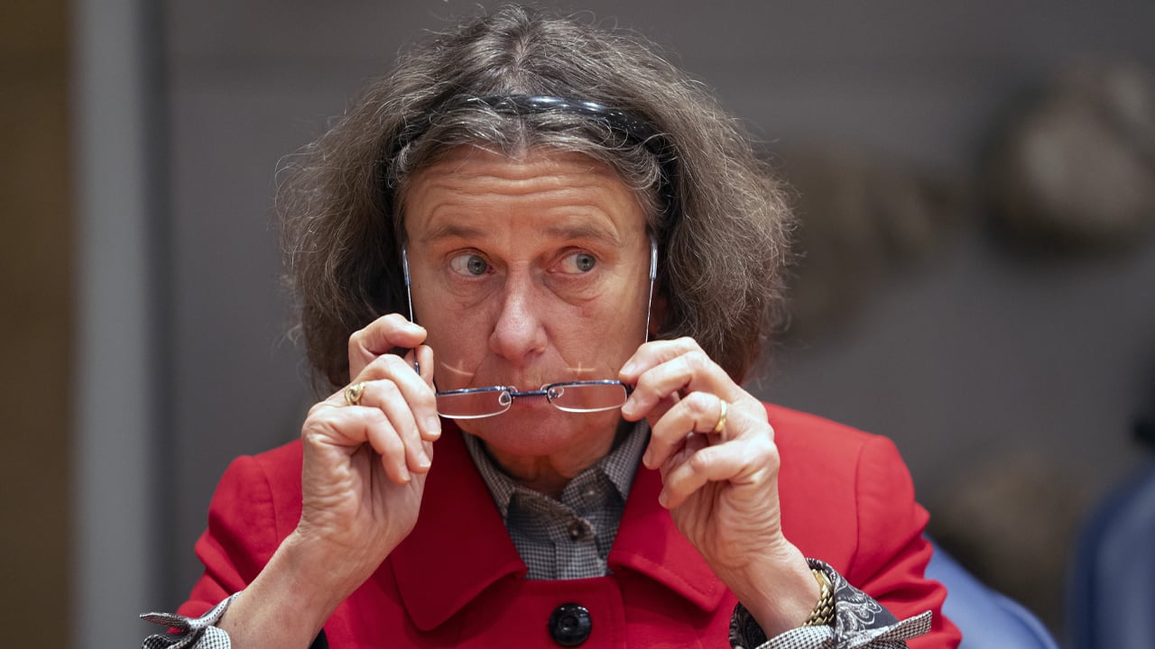 Asielambtenaren steunen door Marjolein Faber geweigerde lintjes in krantenadvertentie