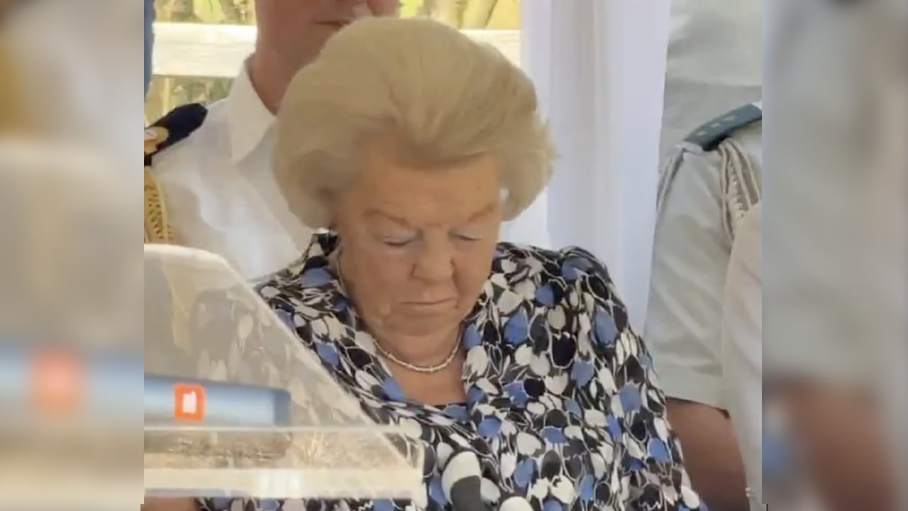 Video: Prinses Beatrix dommelt weg tijdens werkbezoek aan Sint-Maarten