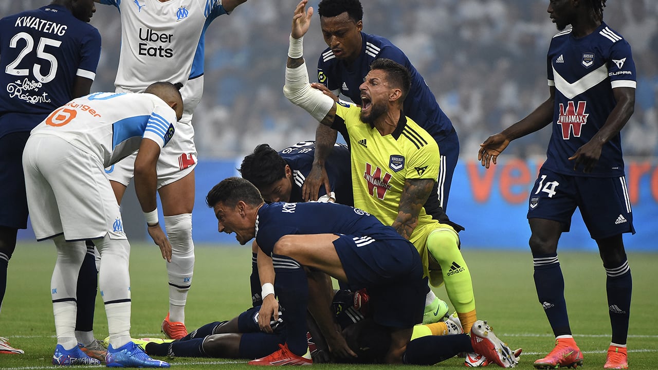 Bordeaux-aanvaller Kalu zakt ineen op het veld