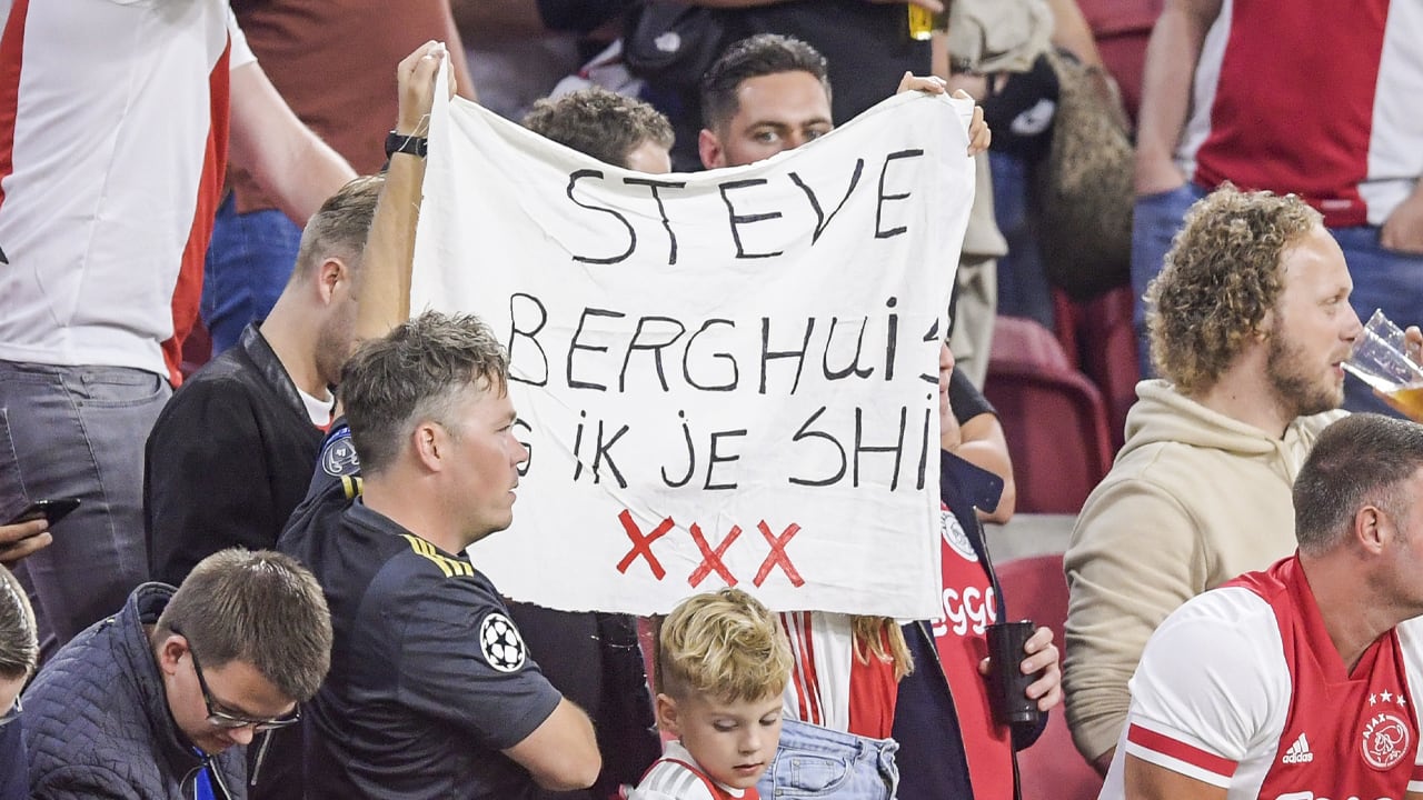 Ajax is er klaar mee: 'bedelbordjes' niet langer toegestaan in Johan Cruijff Arena