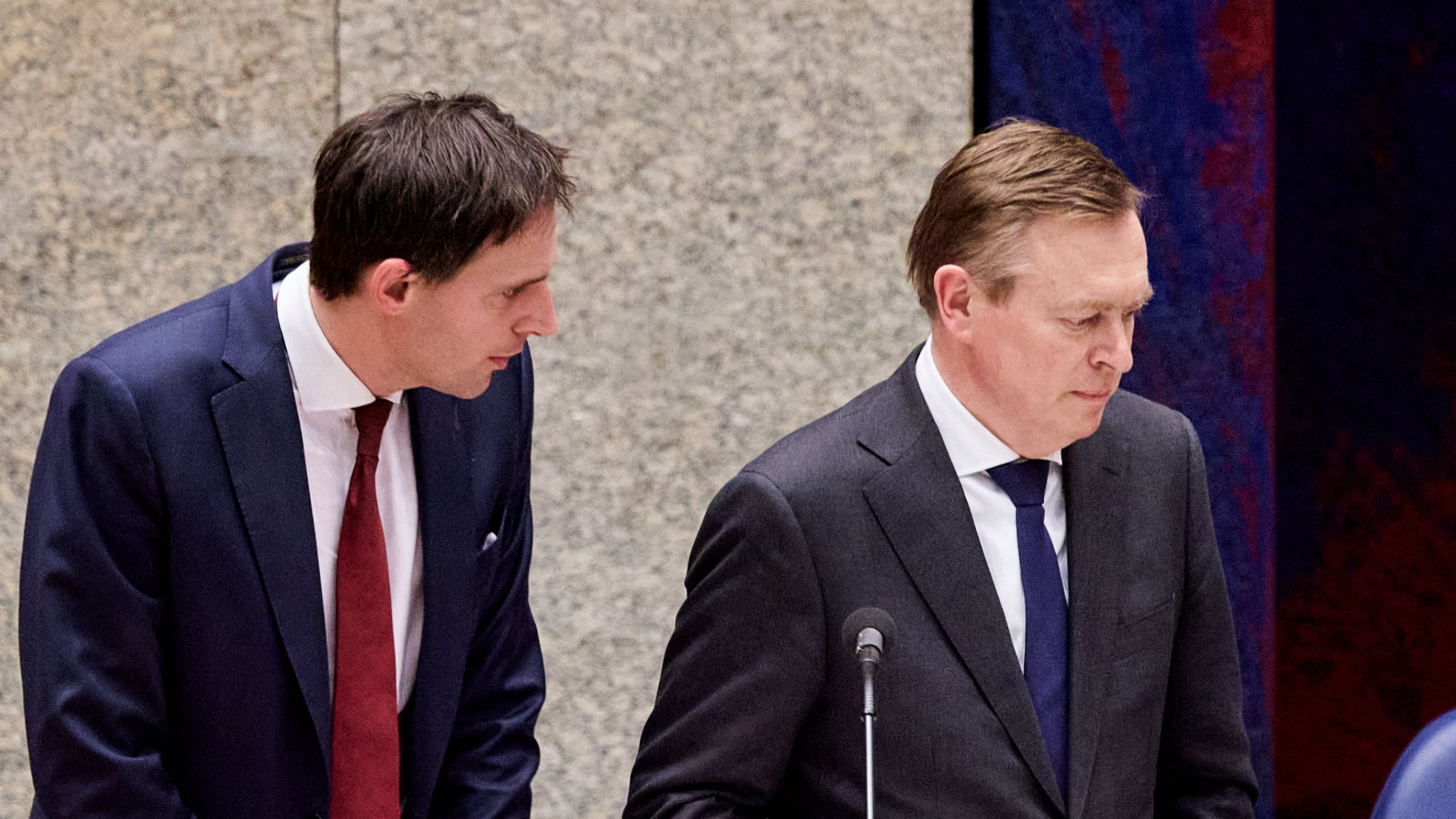 OFF-TOPIC: Minister Bruno Bruins wordt onwel tijdens debat en zakt in elkaar