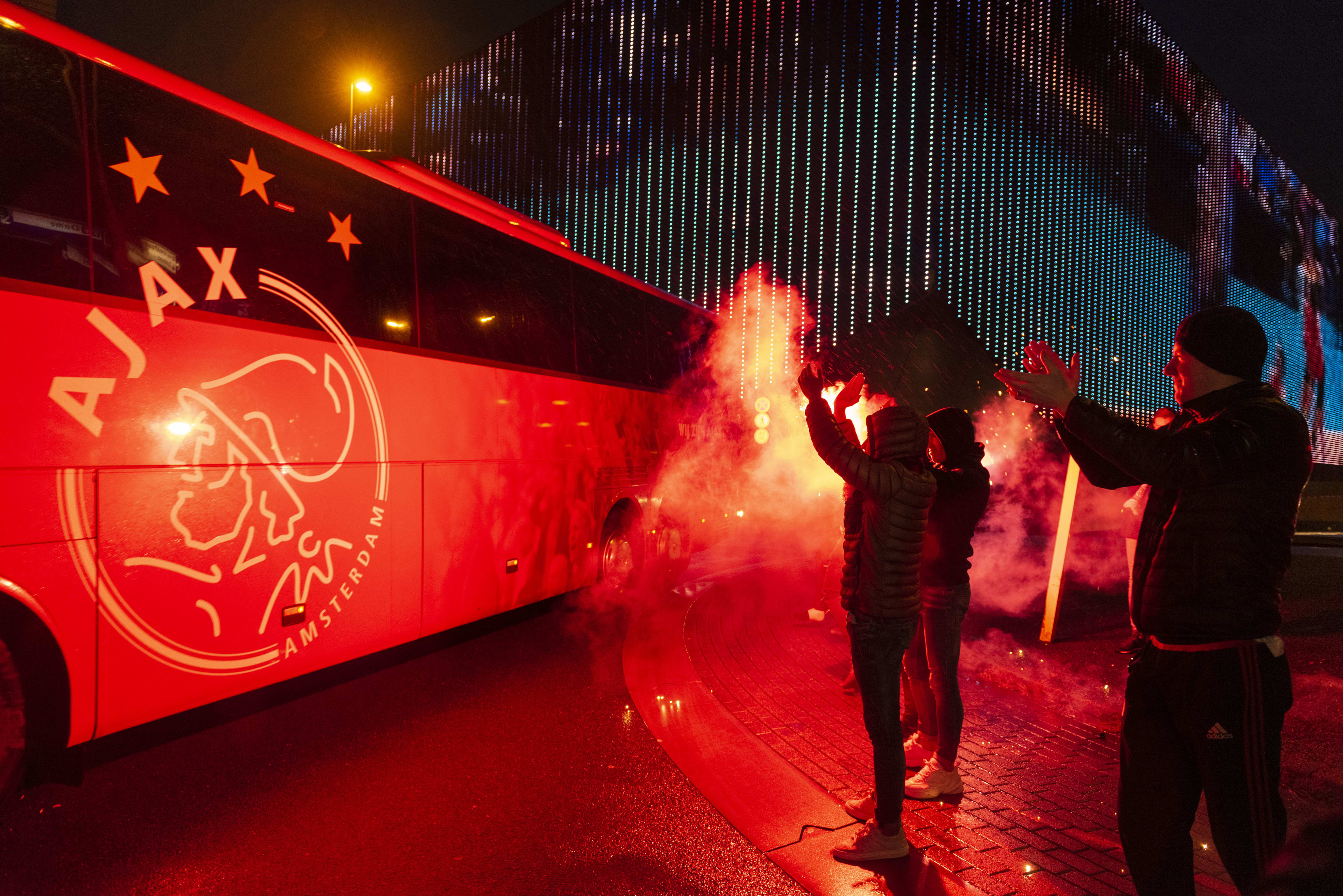 Hooligans Atalanta bekogelen spelersbussen Ajax