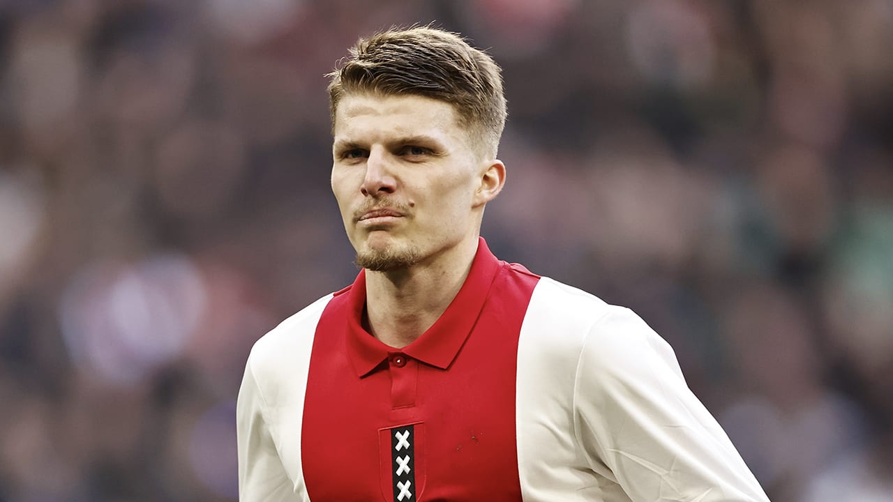 Anton Gaaei hoort schorsing voor rode kaart tijdens Ajax - AZ
