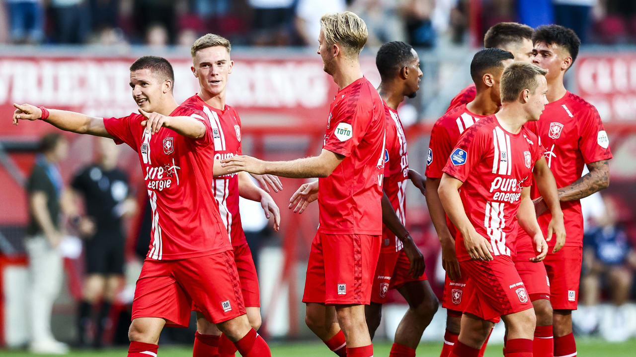 FC Twente verslaat FK Cukaricki en plaatst zich voor play-offs Conference League