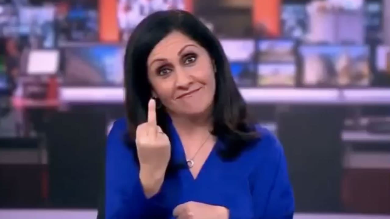Video: BBC-presentatrice steekt live in uitzending middelvinger op: 'Had niet door dat het in beeld was'