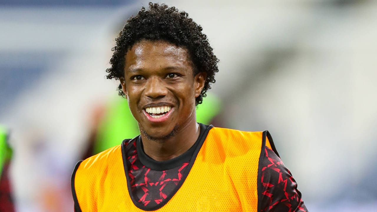 Tyrell Malacia maakt na anderhalf jaar rentree bij Manchester United