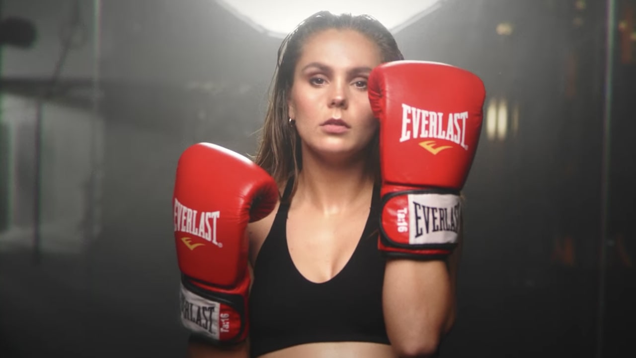 ZIEN! Oranje Leeuwin Lieke Martens schittert in vurige shoot voor FHM
