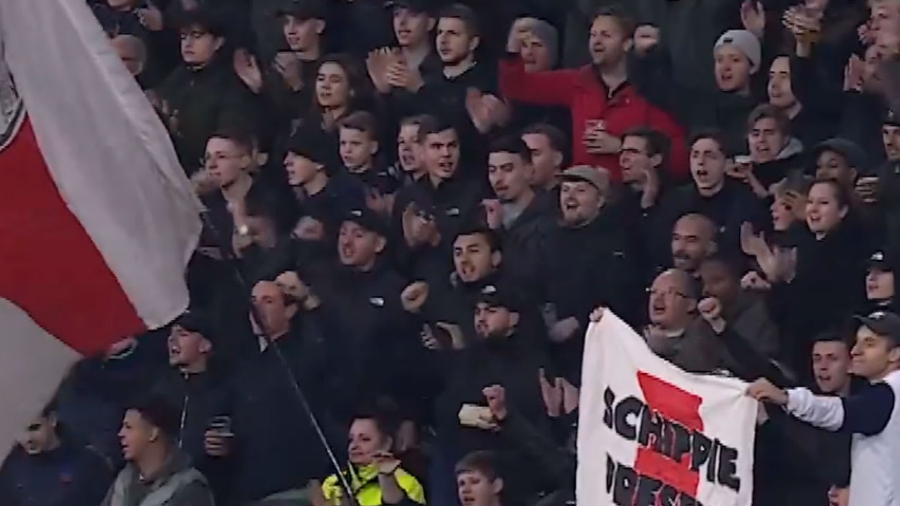 Video: Ajax-fans én spelers houden prachtig eerbetoon aan trainer John van 't Schip