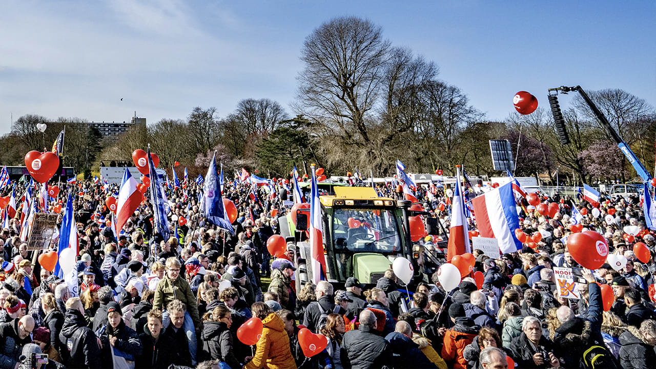 Duizenden boeren bijeen voor megaprotest in Haagse Zuiderpark 