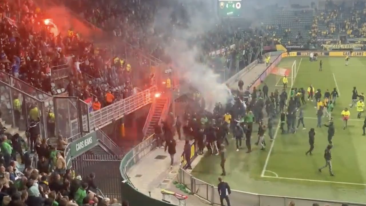 Schandalig: ADO-hooligans bestormen veld en bestoken uitvak met vuurwerk