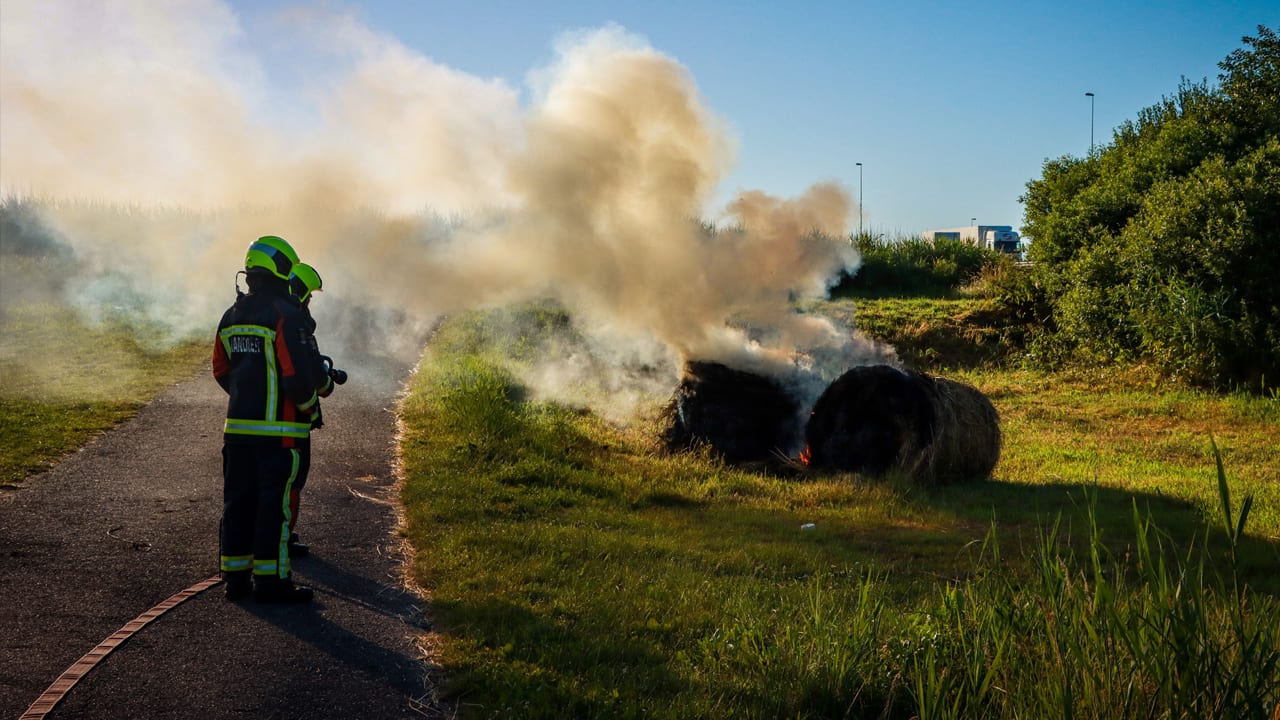 Boerenprotesten gaan door: hooibalen in brand, vanmiddag protest bij Tweede Kamer