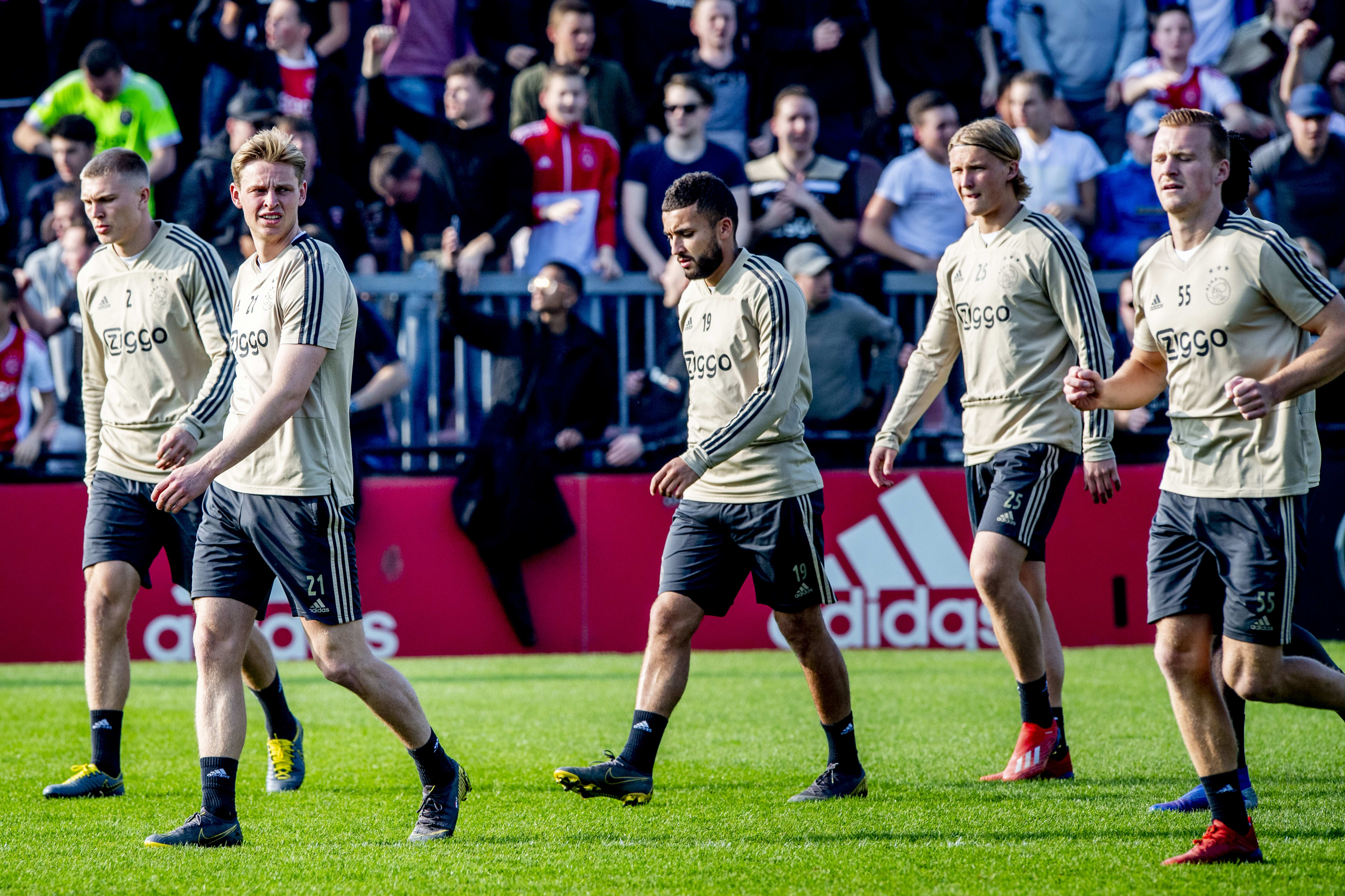 Opstellingen Ajax - PSV: Ziyech start gewoon, PSV met 3 controleurs 