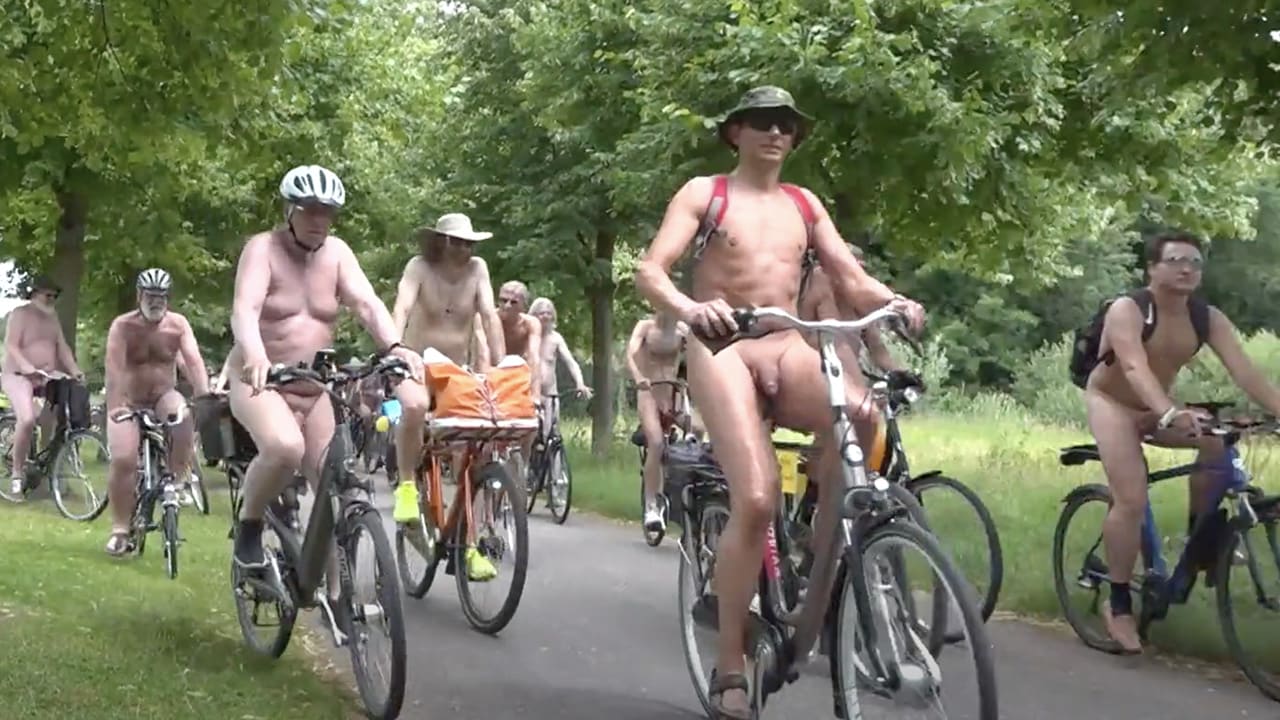 VIDEO: fietsers rijden poedelnaakt op de pedalen door Amsterdam