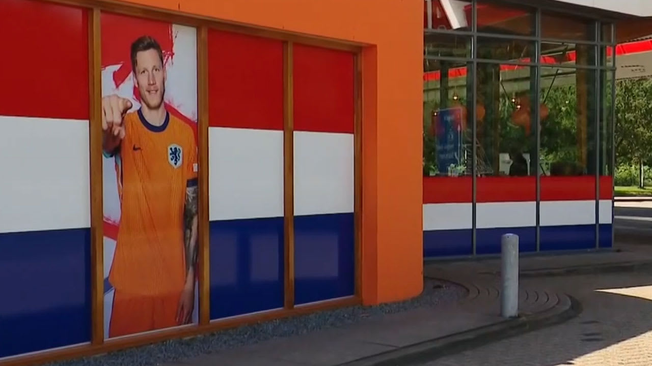 Familie Weghorst schildert tankstation volledig oranje: 'Wij zijn trots op Oranje, maar op Wout nog meer'
