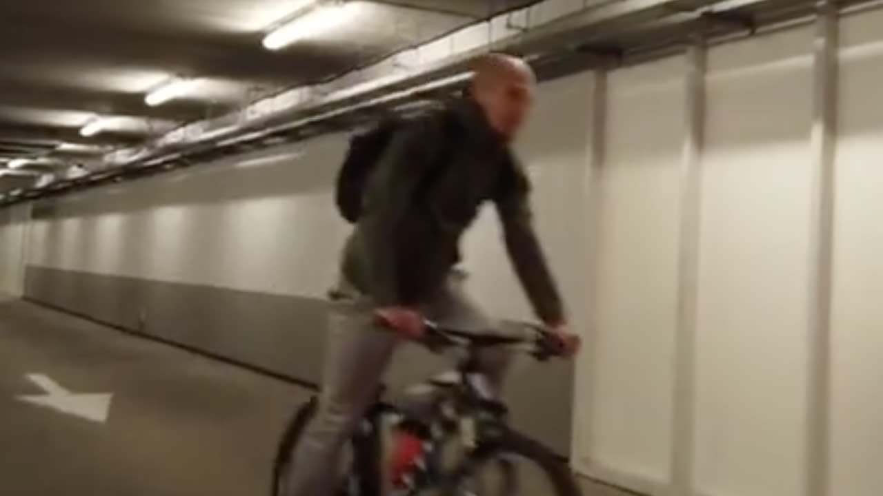 Robben arriveert op de fiets en keert terug in selectie Groningen